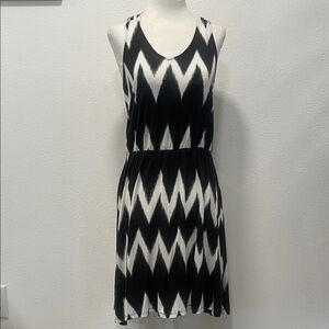 H&M Sleeveless Black and White Chevron Tank Dress